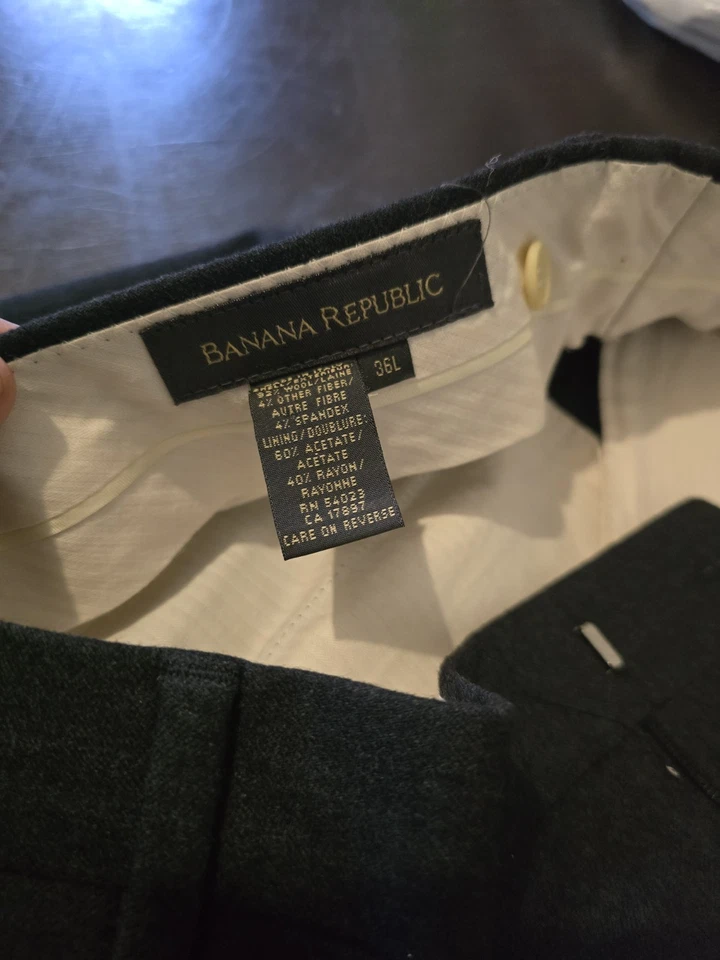 BANANA REPUBLIC 2PC MENS SUITE, BRAND NEW WITH SUITE PROTECTOR - Image 4 of 4