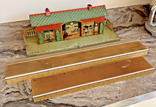 CG119: Hornby O Gauge Station with opening Doors & 2 Modern Platforms