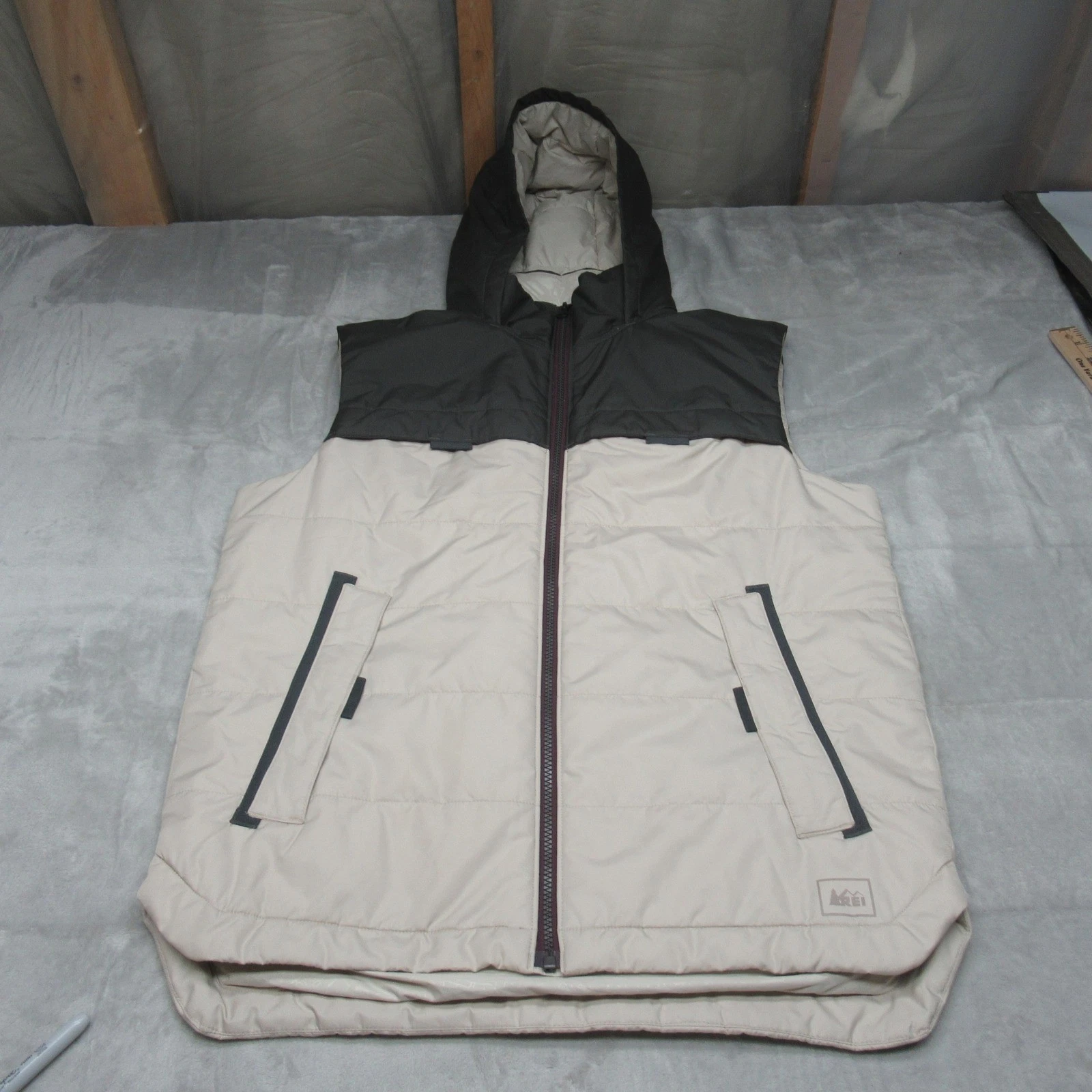 REI Vest Mens Medium White Lightweight Packable Insulated Hooded Full Zip Puffer