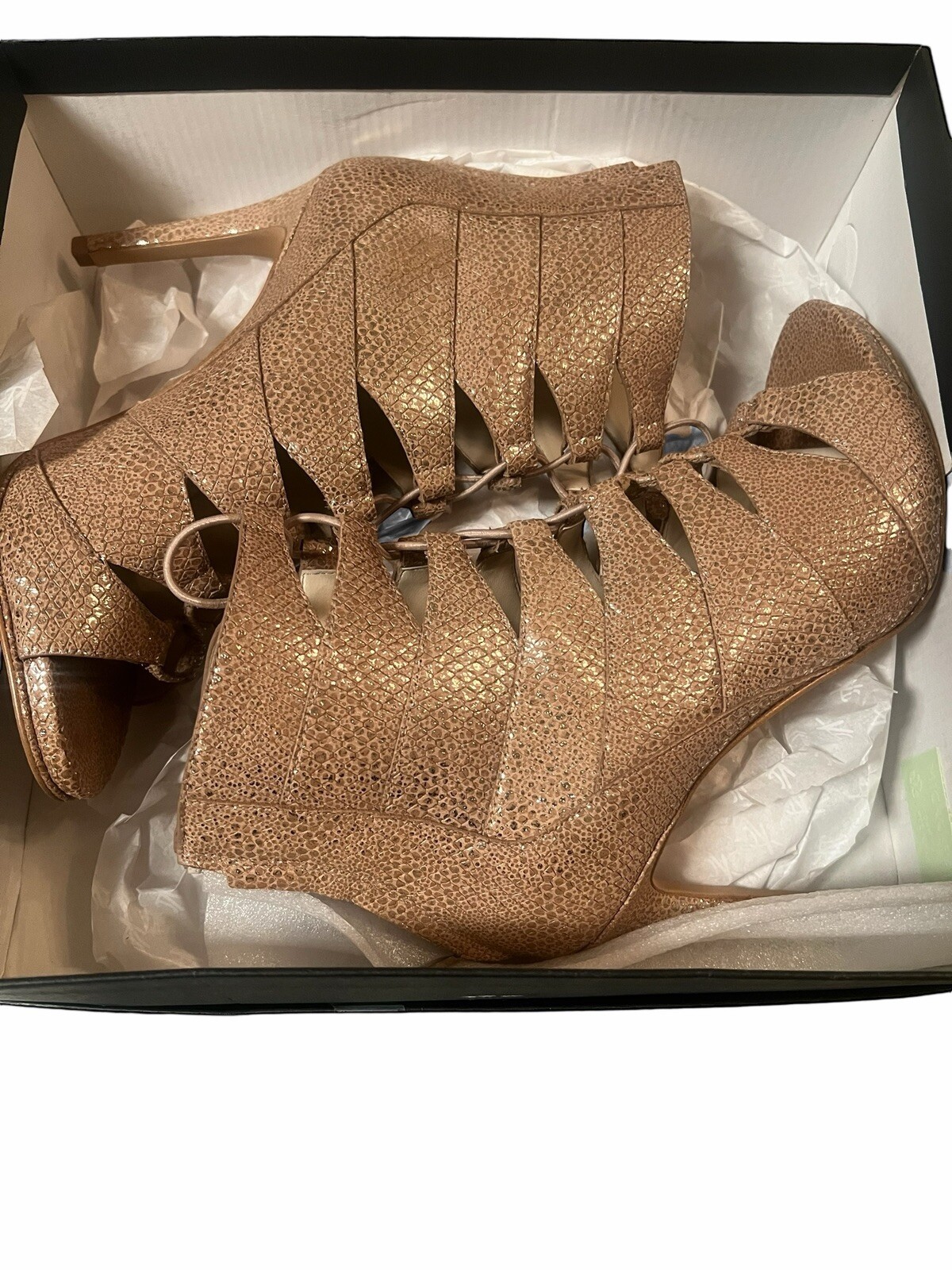 Cute Fashionable Women’s Kenneth Cole Bootie - image 3