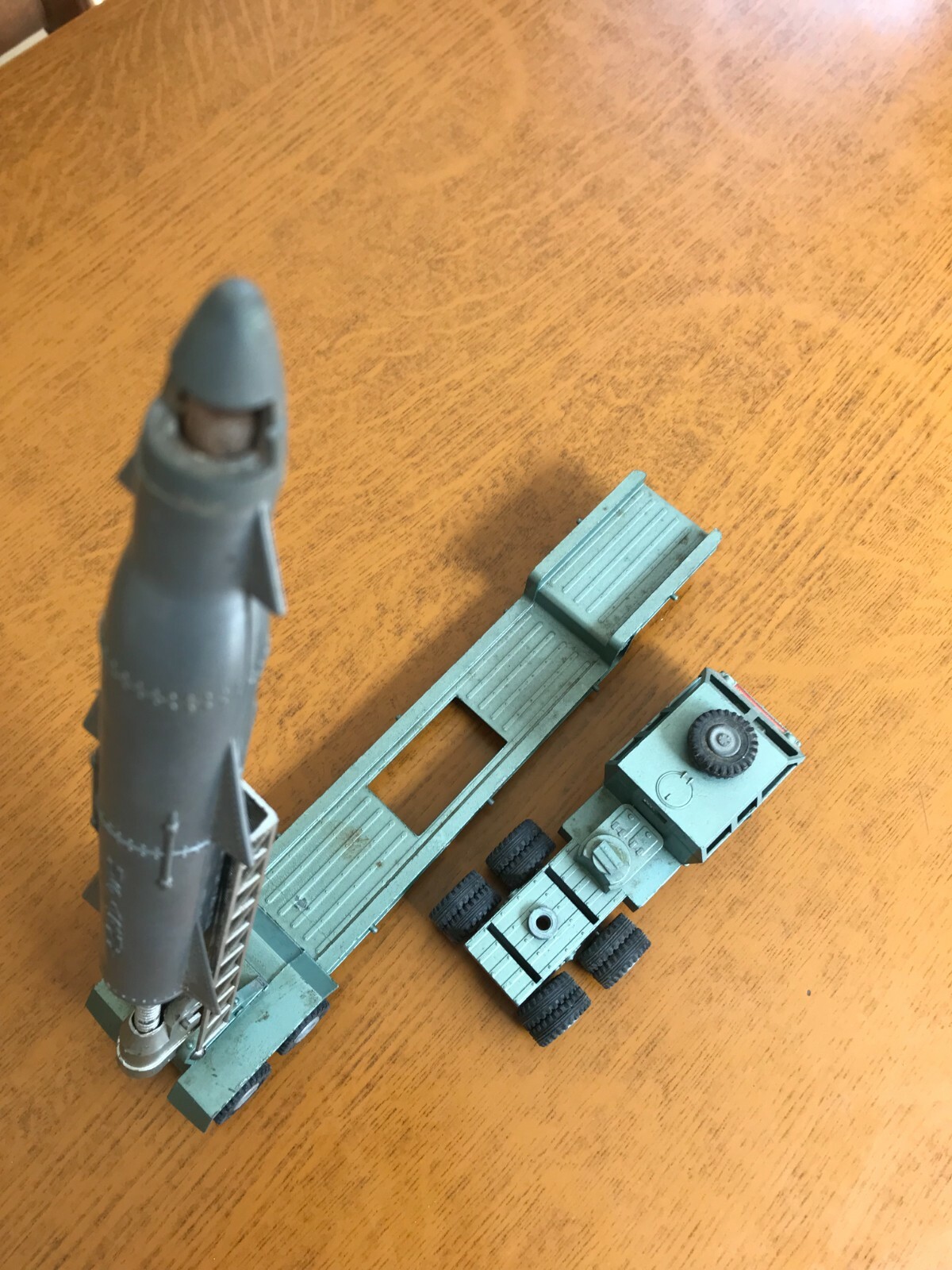 Camion MP Pacific – Convoi Exceptionnel Porte Fusée – Miniature Grise