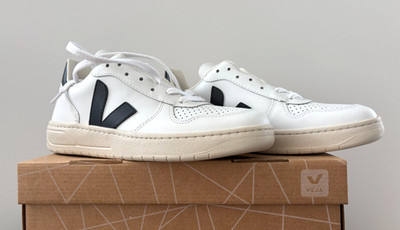 NWB Women's Veja Sneakers V-10 Leather White & Black Size US 7, EU 38