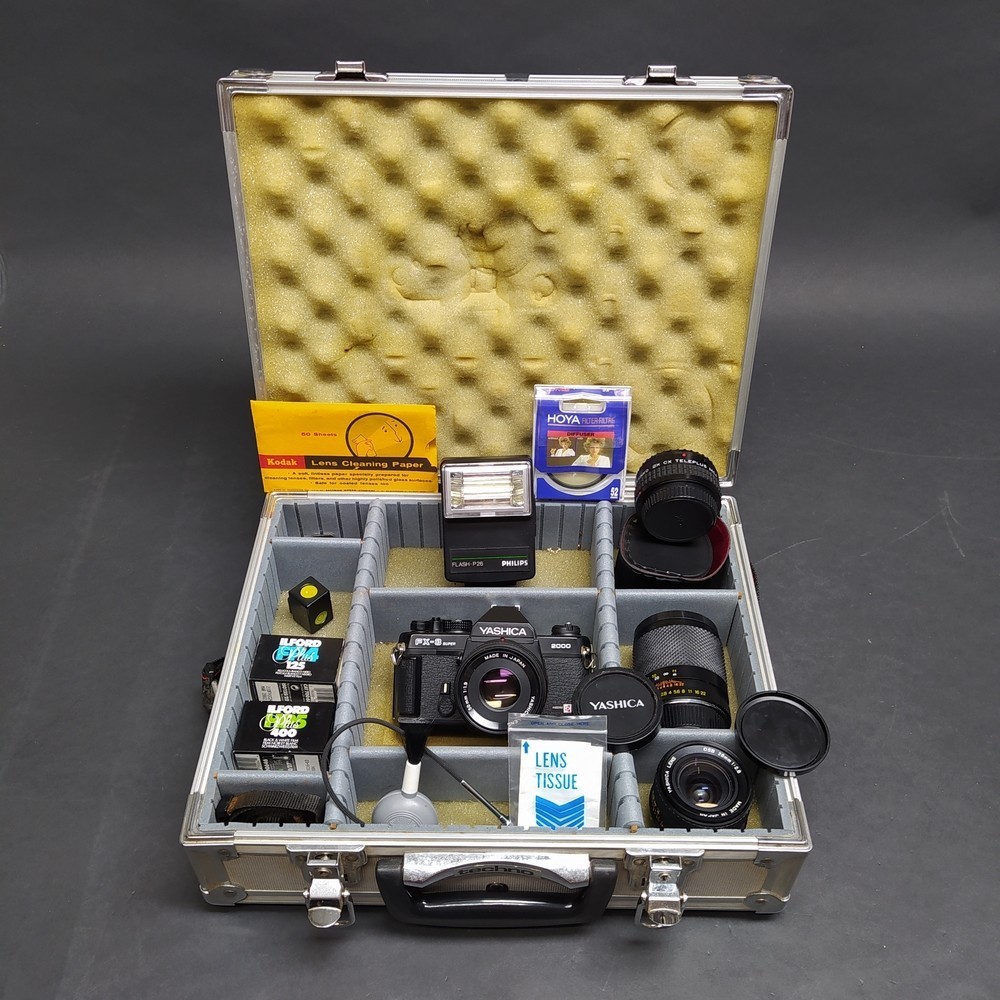 Macchina fotografica YashicaFX3 in valigetta, 2 obiettivi, moltiplicatore, flash