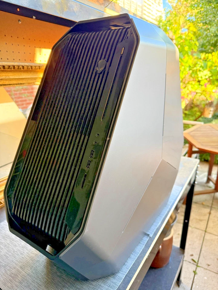 Alienware Area 51 R2 – 2 TB • 32 GB RAM • Nvidia GTX 1070 • Windows 11
