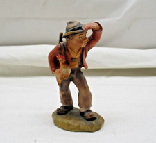 Kostner Figur Krippenfigur „Bub mit Hahn“ 10x6 cm – Handbemalt