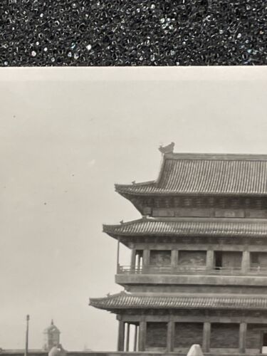 Foto en blanco y negro Pekín China fotografía años 30 EE. UU. Sailor Standing by Temple - Imagen 3 de 13