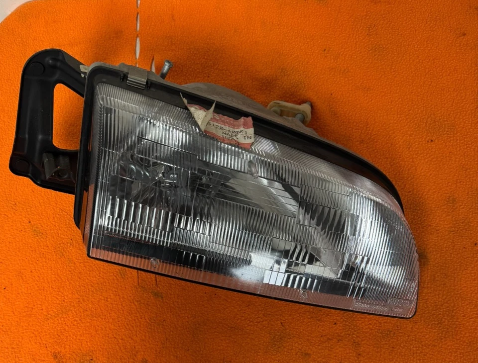 1991-1994 SUZUKI SWIFT COUPE DRIVER SIDE HEADLIGHT OEM (P)3532060BF1 Foto 2 de 4