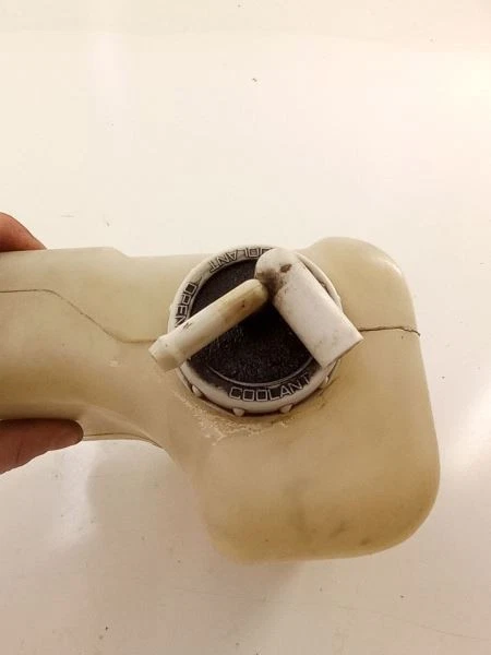 Mitsubishi Montero 2001 depósito de refrigerante contenedor bañera OEM  Foto 4 de 4