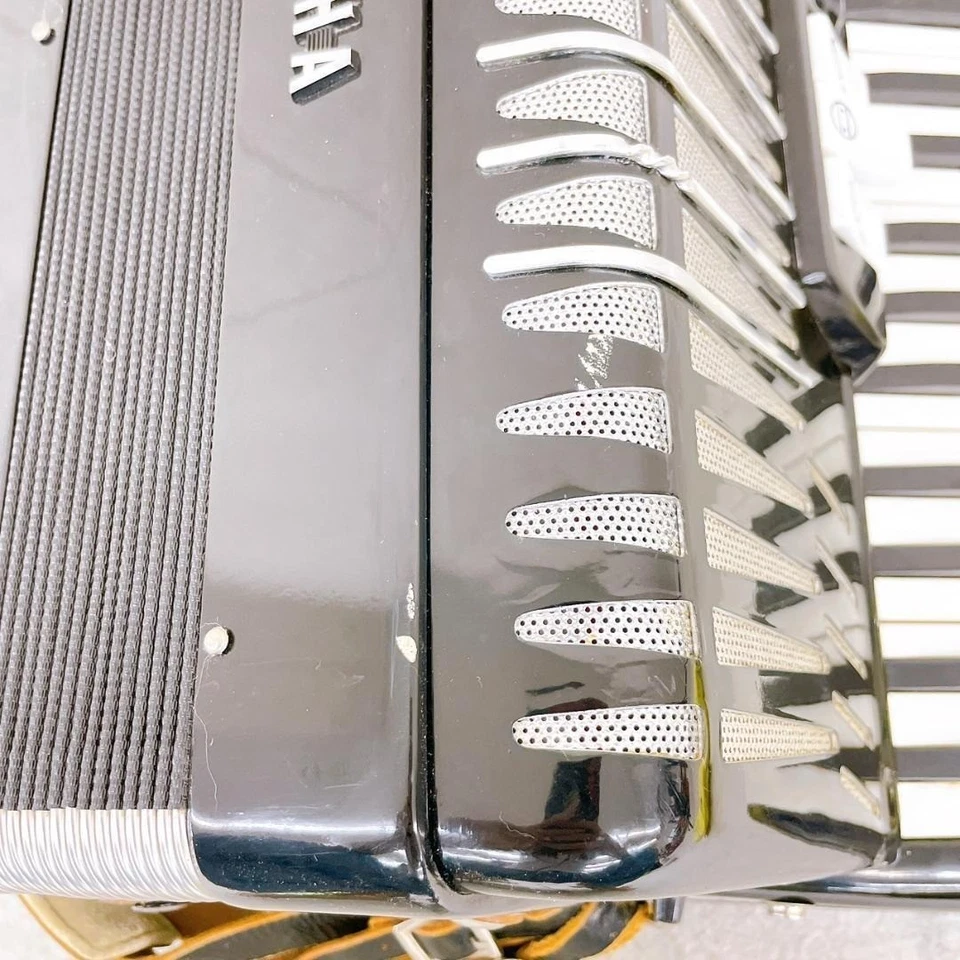 YAMAHA YA-48 accordion 34 keys 48 bass - Image 4 of 4