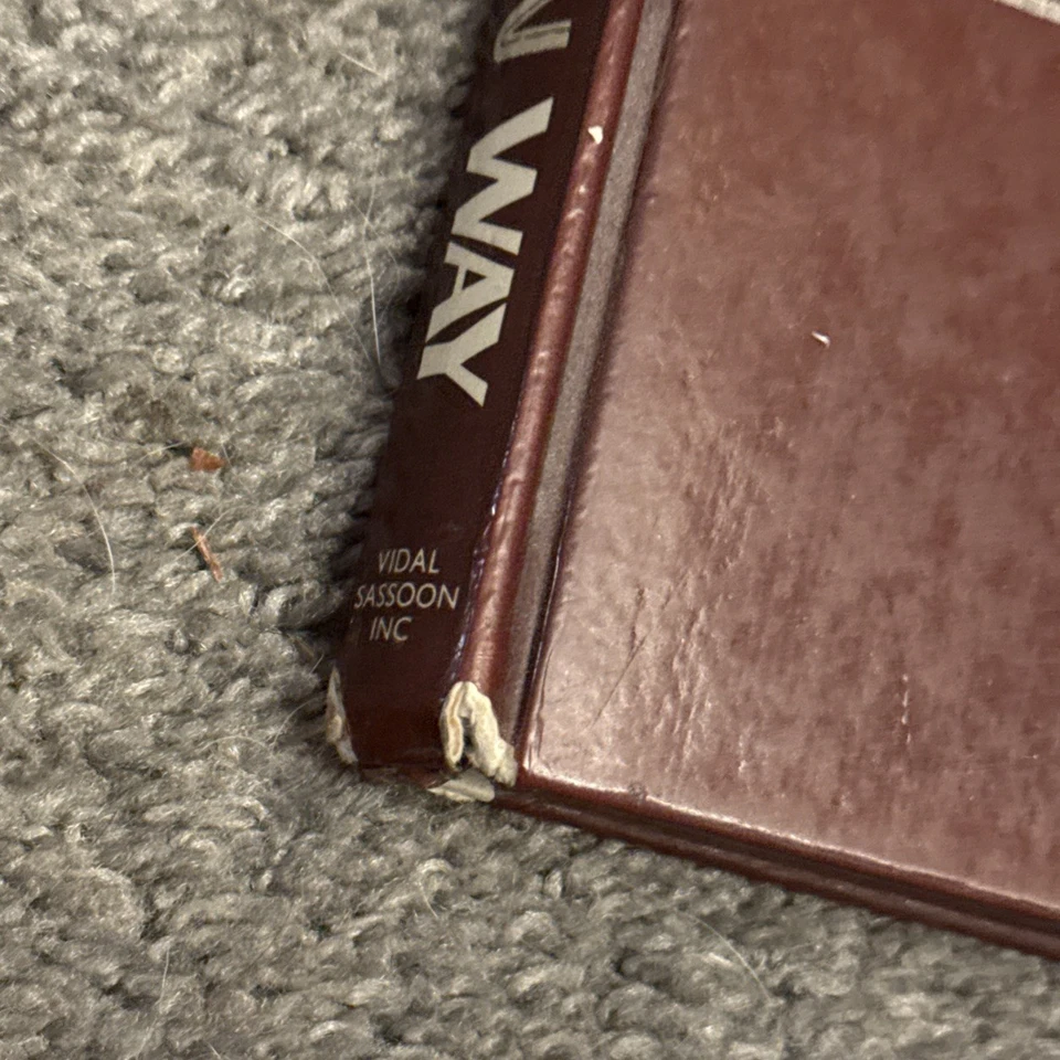 Cutting Hair the Vidal Sassoon Way by Vidal Sassoon, 1st Edition 1978, Hardcover - Image 2 of 4