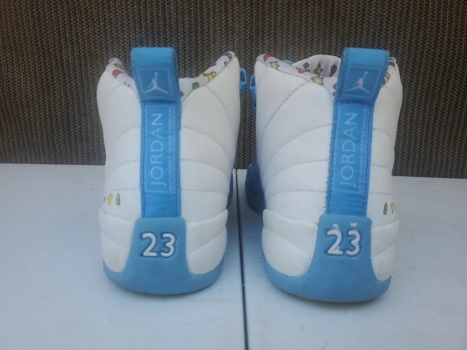 Nike Air Jordan 12 Retro (GS) 2022 Emoji University Blue DQ4365 114. Talla 5.5Y BB2 Foto 3 de 4