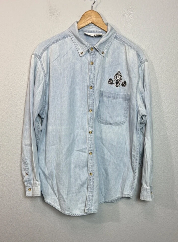 Camisa vaquera vintage con logotipo de World Gym bordada azul claro grande con botones Foto 2 de 4