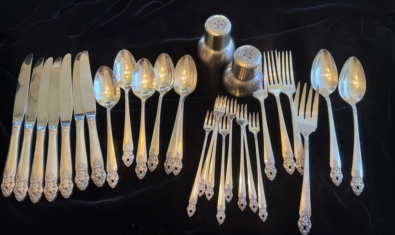 Vtg Oneida Prestige Distinction Silverplate Flatware 27 pcs Plus Salt + Peppers