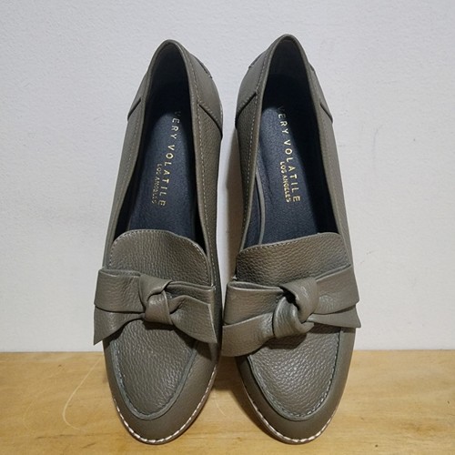 Very Volatile Los Angeles Womens 8.5 Pebbled Leather Bow Loafers Flats Taupe...