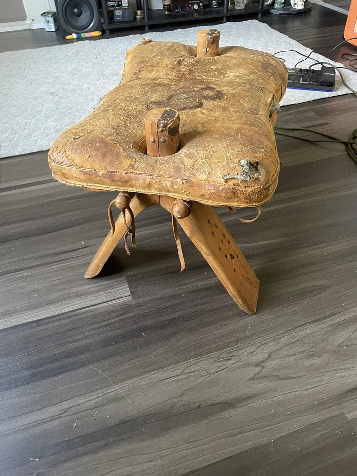 Antigo escabelo de couro camelo costurado antigo todo original cada coisa - Imagem 3 de 4