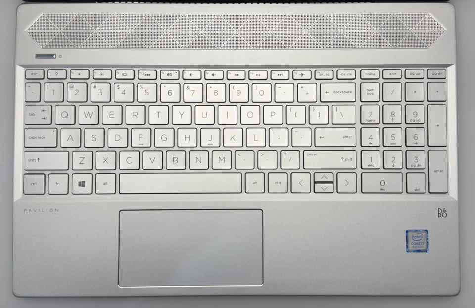 HP Pavilion 15 cs0082cl 15.6" 1080 i7 8550U 1.80GHz 16Gb Ram 500Gb SSD Win 11 Ho Foto 3 de 4