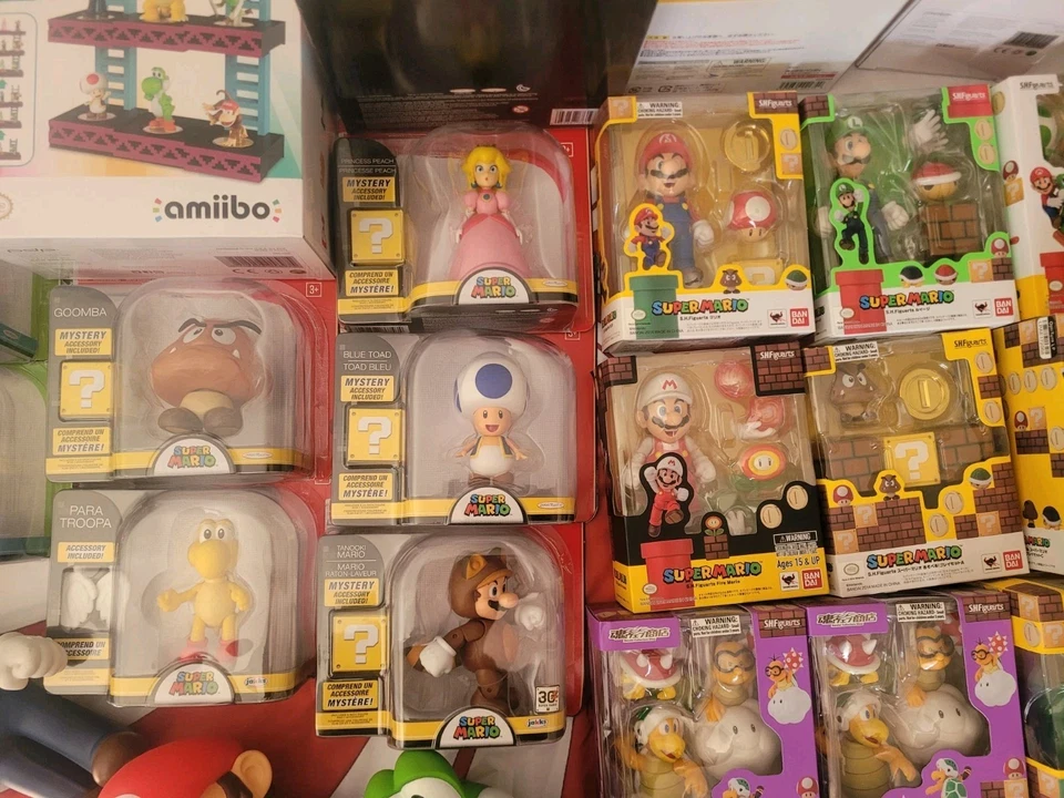 Super Mario S.H. Figuarts Action Figure with Amiibo Displays Lot Plus Extras !!! - Image 3 of 4
