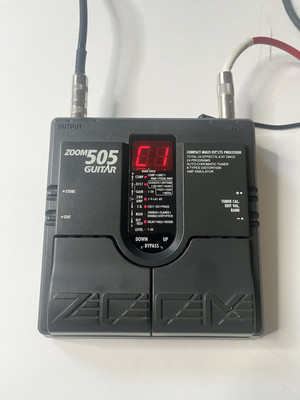 ZOOM 505 Compact Multi Effects Processor (no cables included)