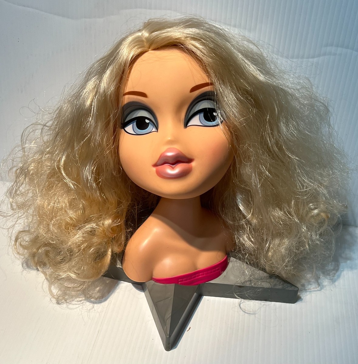 BRATZ CLOE ALL GLAMMED UP FUNKY FASHION MAKEOVER LARGE Styling