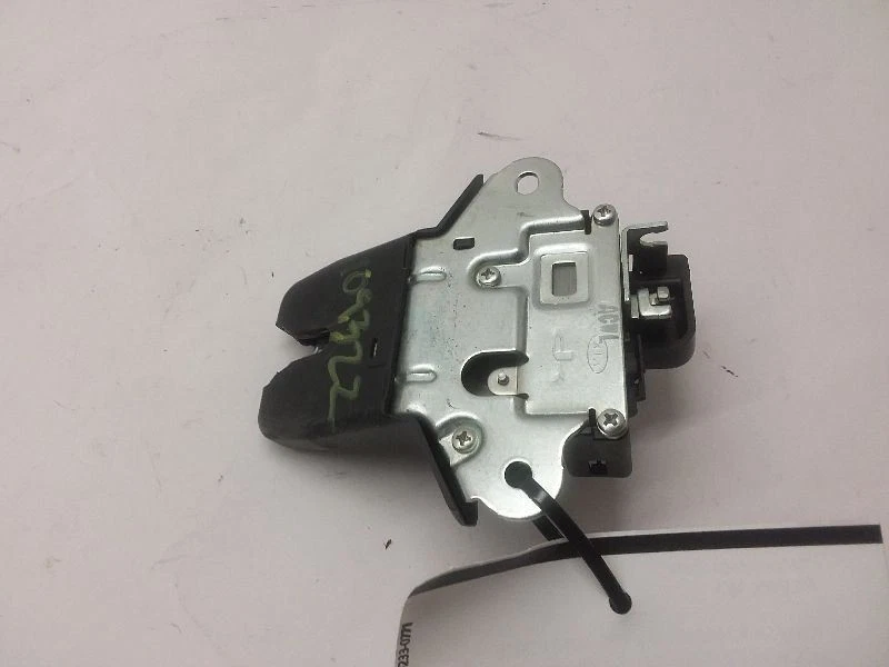 Mecanismo de actuador de bloqueo eléctrico tapa maletero trasero Kia Forte 2010 2011 2012 2013 OEM Foto 2 de 4