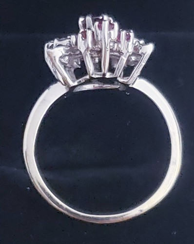 Anello cocktail vintage in oro bianco 14 kt con rubini e diamanti - Foto 6 di 11