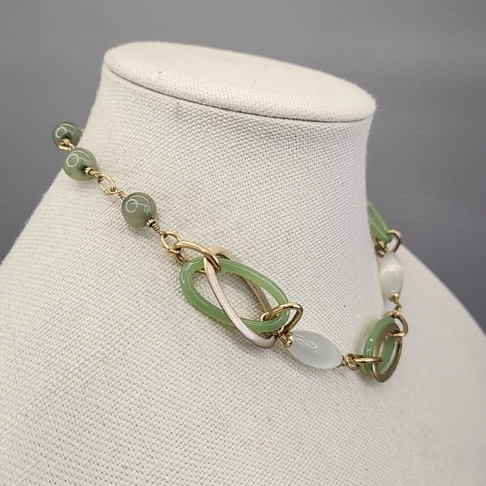 Gargantilha Liz Claiborne colar corrente verde vidro branco Moonglow tom dourado 16" - Imagem 3 de 4