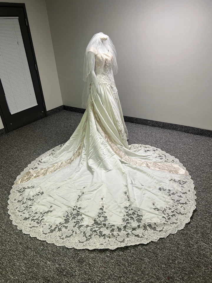 Vestido de novia preservado montaje personalizado por Mon Cheri con cuentas talla 18 Foto 4 de 4