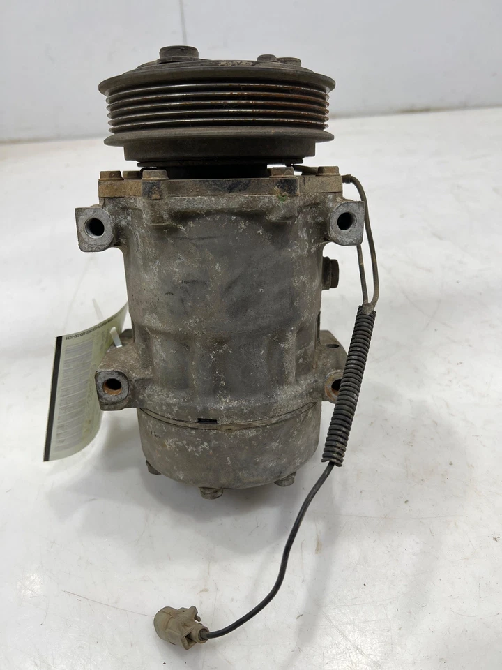 97 - 01 Jeep Cherokee AC Compressor Assembly OEM 55037205AC Foto 2 de 4