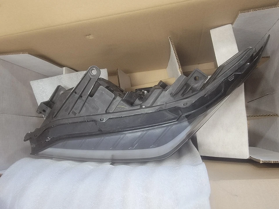 Faro LED conductor izquierdo Toyota Tundra 2022-2024 usado OEM 81150-0C260 TODAS LAS PESTAÑAS Foto 2 de 4