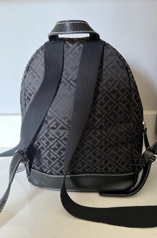 ✨ Tommy Hilfiger Mini Mochila Monedero Plata Logo Dije Elegante y Compacto ✨ Negro Foto 3 de 4