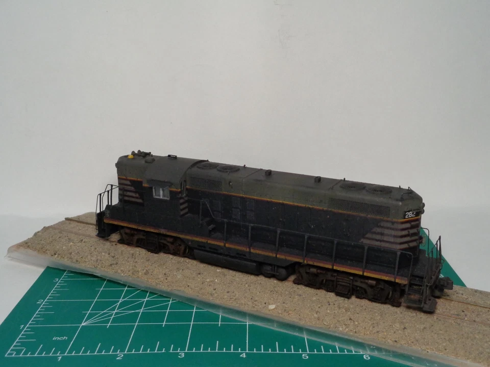 HO Proto 2K GP7 Custom Weathered Unlettered w/MRC DCC + Sound, Ex-B&O. - Image 3 of 4