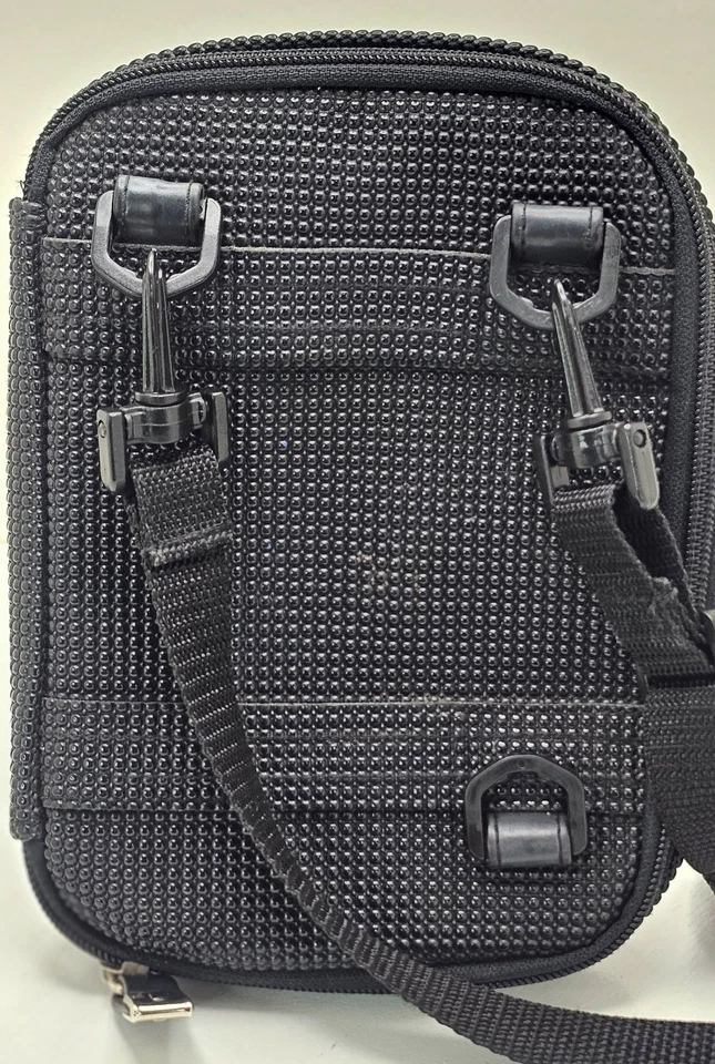 Bolso Bandolera Urban Oxide 2 Negro Goma Guijarro, Correa Ajustable 7.75 X 5.5 Foto 3 de 4