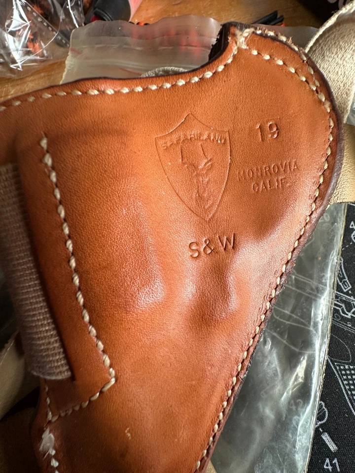 Safariland Leather Holster and Harness 19 S&W Med Frame Revolver Othrs NOS Lined - Image 3 of 4