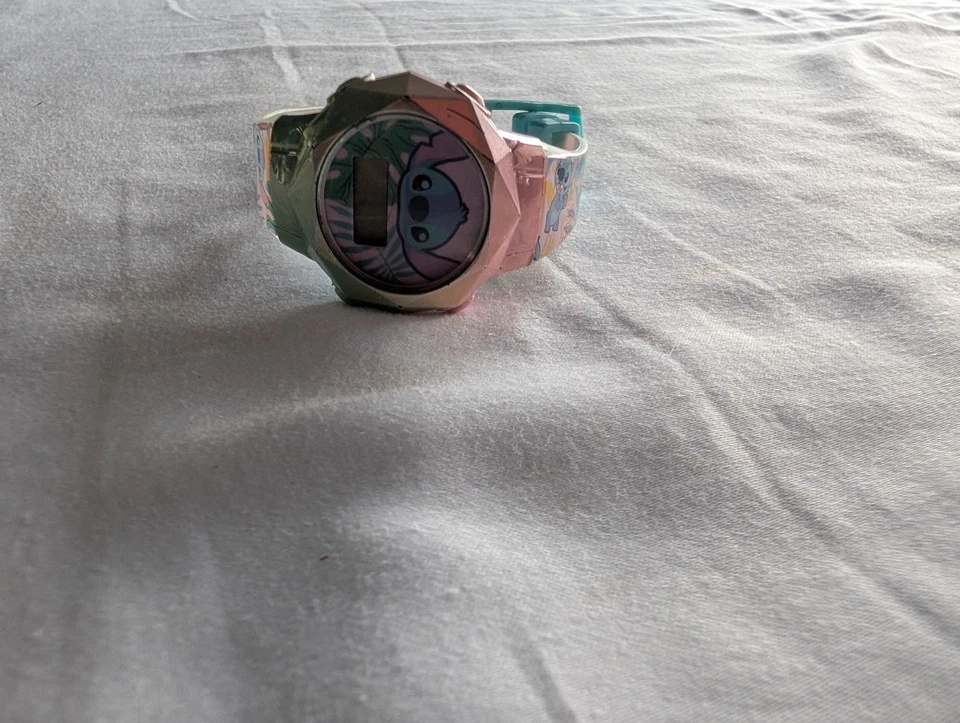 Relógio Disney Stitch pulseira de ponto rosa e azul - Imagem 3 de 4