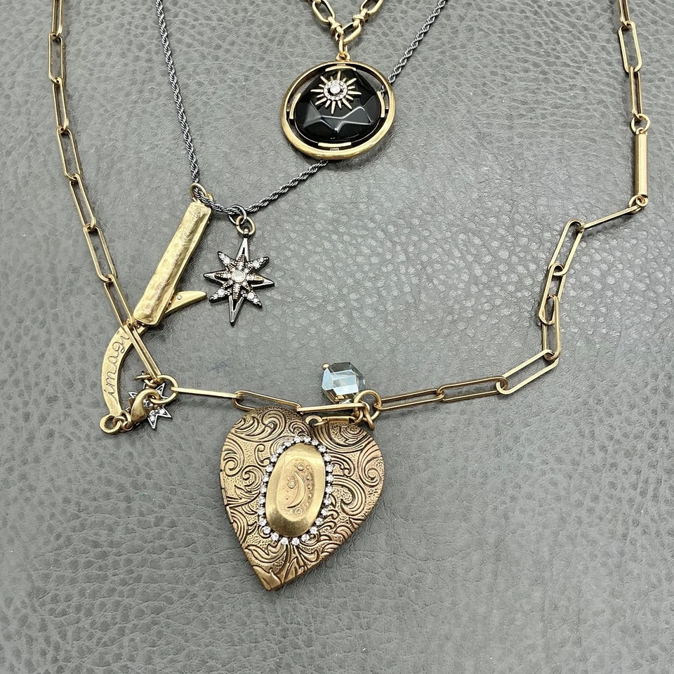 Collar en Capas Chico's Dijes Celestiales Corazón Medallón Tono Dorado Cristal Negro Foto 3 de 4