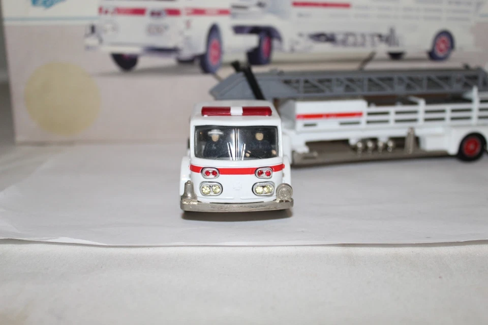 CORGI CLASSICS American LaFrance Aerial Ladder Truck Denver Fire Dept. Ladder 7 - Image 3 of 4