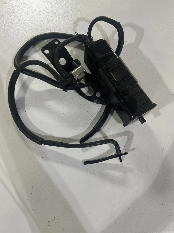 14-16 KAWASAKI Z1000 OEM EVAP VAPOR EMISIÓN CARBÓN BOTE stock genuino Foto 2 de 4