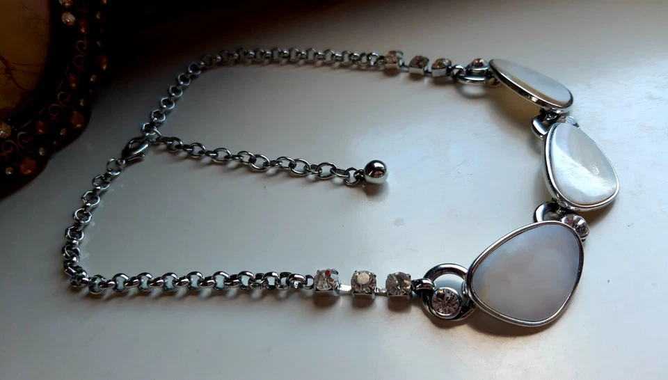 Statement Collier mit Funkelnden Strass & Perlmutt°. - Bild 2 von 3