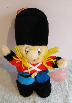 Vintage Playmakers Beefeater Guard Solider Stofftier Plüschtier mit Etikett Soft Touch Toys