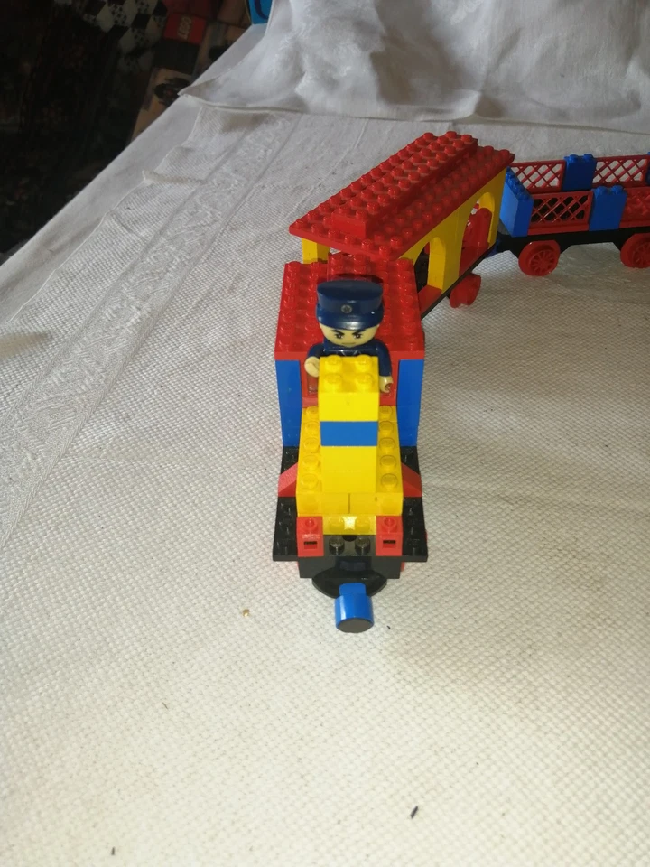 Anciens Lego train locomotive + 3 wagons et chef de gare - Photo 4/4