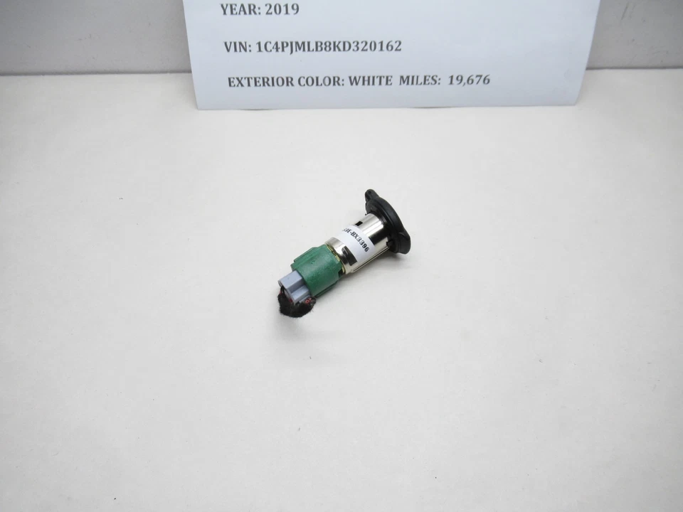 2014-2021 Jeep cherokee 12V DC accessory power outlet 68160364AA OEM - Image 3 of 4