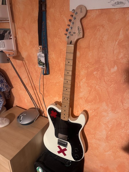 Guitarra Squier de Fender Deryck Whibley Signature Blanca Telecaster SUM41