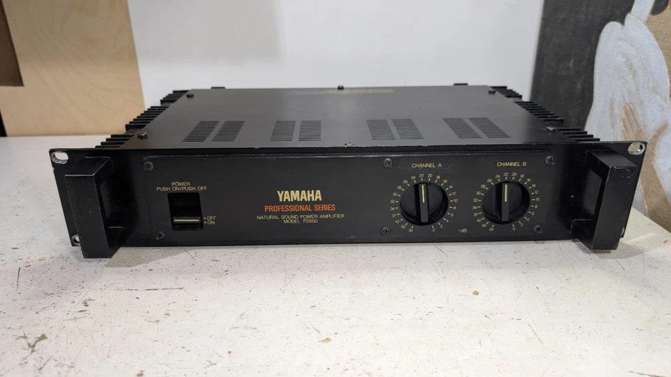 Amplificador de Potencia de Sonido Natural Yamaha P2050 Serie Profesional Foto 3 de 4