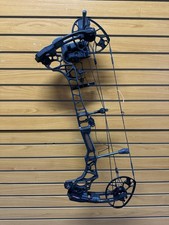 Mathews Archery - Triax Compound Bow - RH - Black - w/ Matching Quiver
