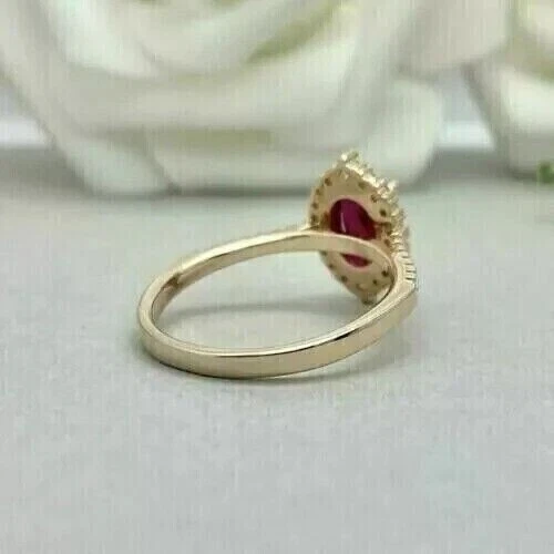 Anillo de compromiso con halo de rubí rosa simulado de corte ovalado de 2 quilates enchapado en oro amarillo de 14 quilates Foto 3 de 4