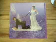 Versiegelte lustige Hochzeitsgrußkarte Liebe Ehre Gehorsam Tortenaufleger Bräutigam an Leine