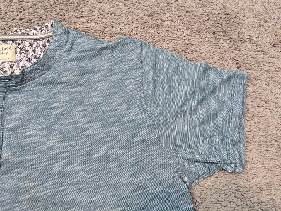 Camisa pulóver azul manga corta extra grande Method Henley para hombre Foto 2 de 4