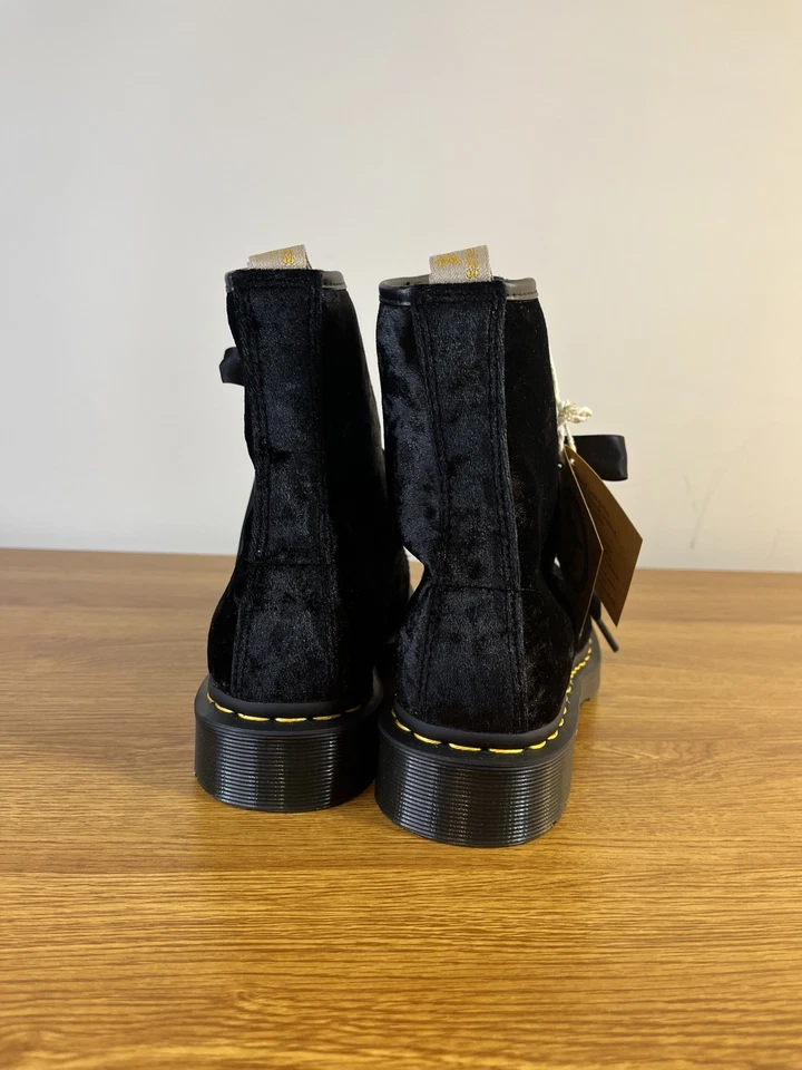 Черные веганские ботинки Dr. Martens из искусственного бархата на шнуровке с дополнительными шнурками для обуви размер 7 - Изображение 3 из 4