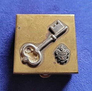 Vtg Kappa Kappa Gamma Sorority Crest Hinged Brass Keepsake Pill Box READ