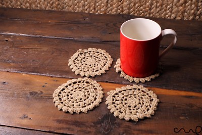 NEU Set mit 4 handgefertigten gehäkelten runden Untersetzern Beige Farbe Vintage Chic Deckchen